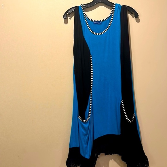 Aster By Firmiana Lace-Trim Tunic with Striped Side Pockets - Picture 2 of 6